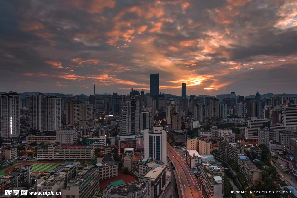 日暮下的城市风景