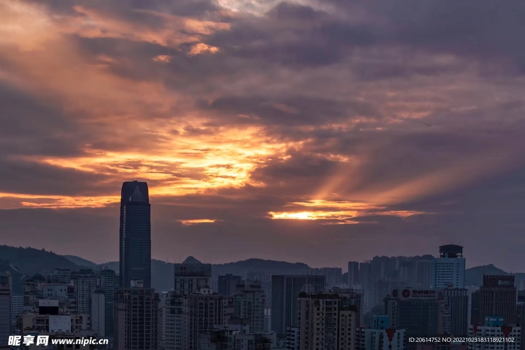 日暮下的城市风景