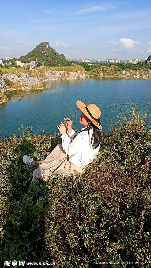 陶醉在大自然中的美女