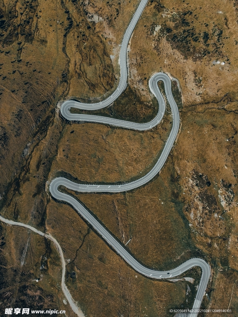 蜿蜒曲折的公路