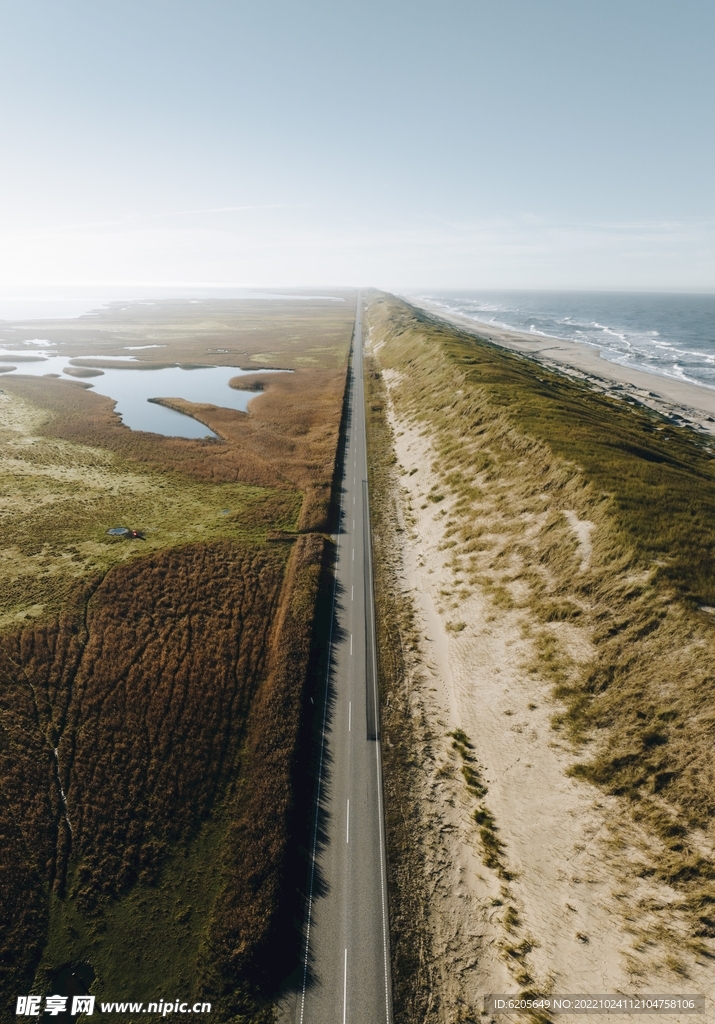 笔直的海边公路