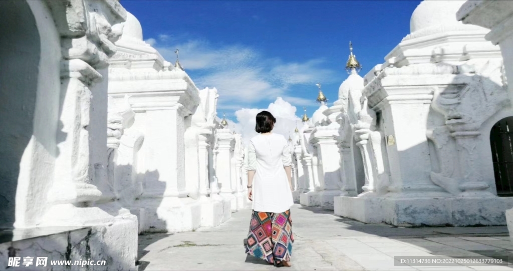 蓝天下的缅甸白色经塔