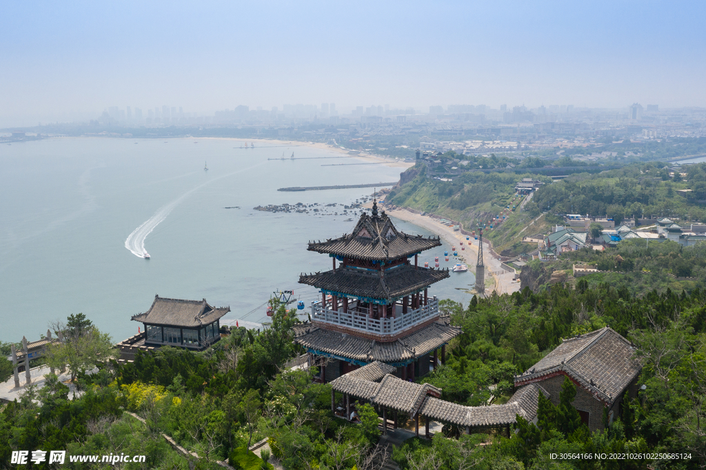 湖边复古建筑