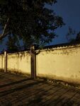 夜晚街道的围墙