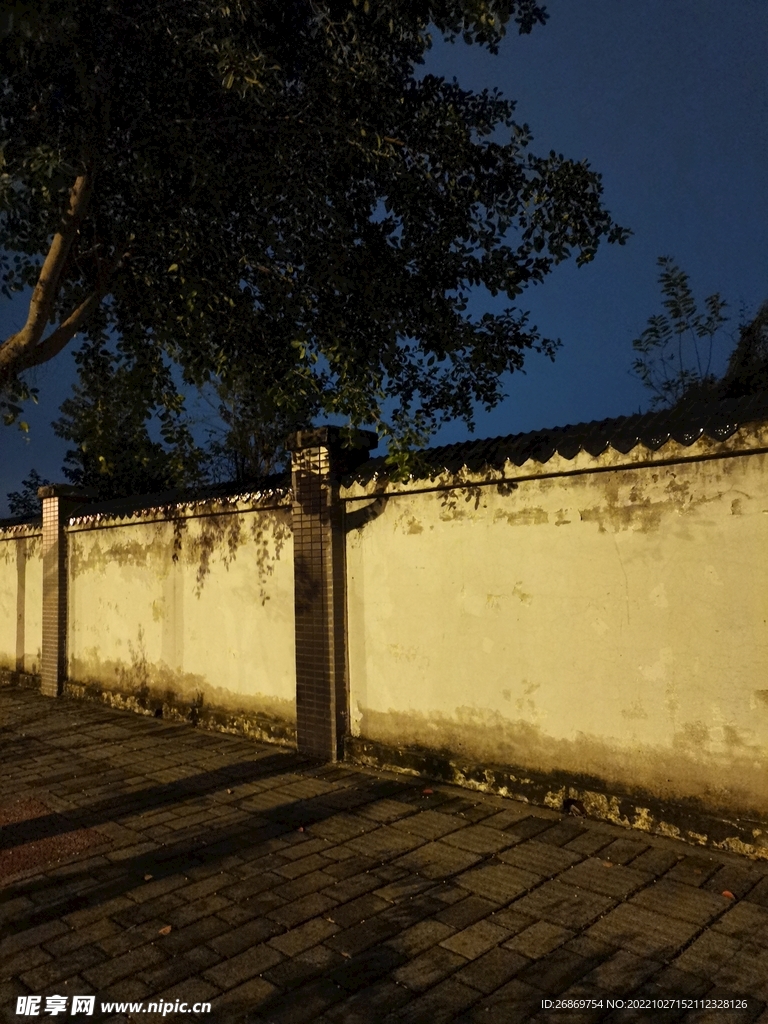 夜晚街道的围墙