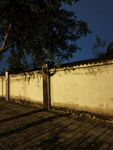 夜晚街道的围墙