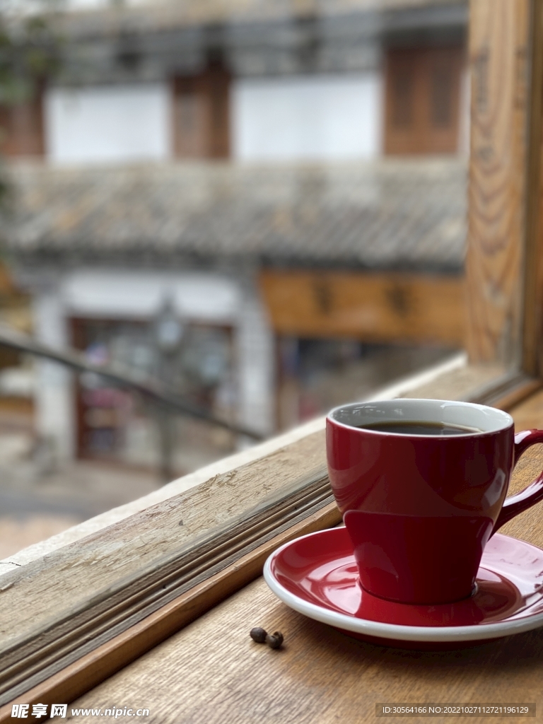 红色陶瓷咖啡杯