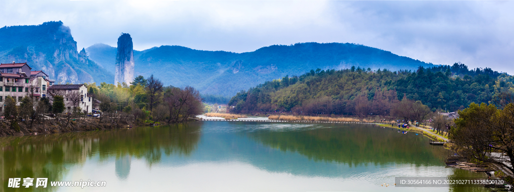山脉湖水