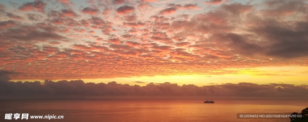 黄昏大海天空卷积云