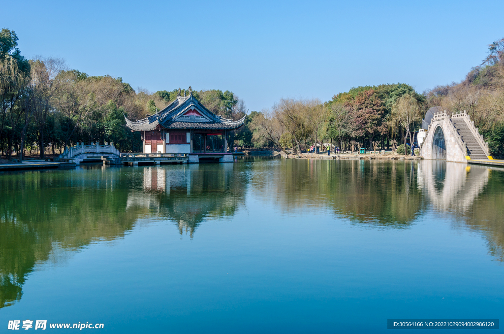 公园湖水复古建筑