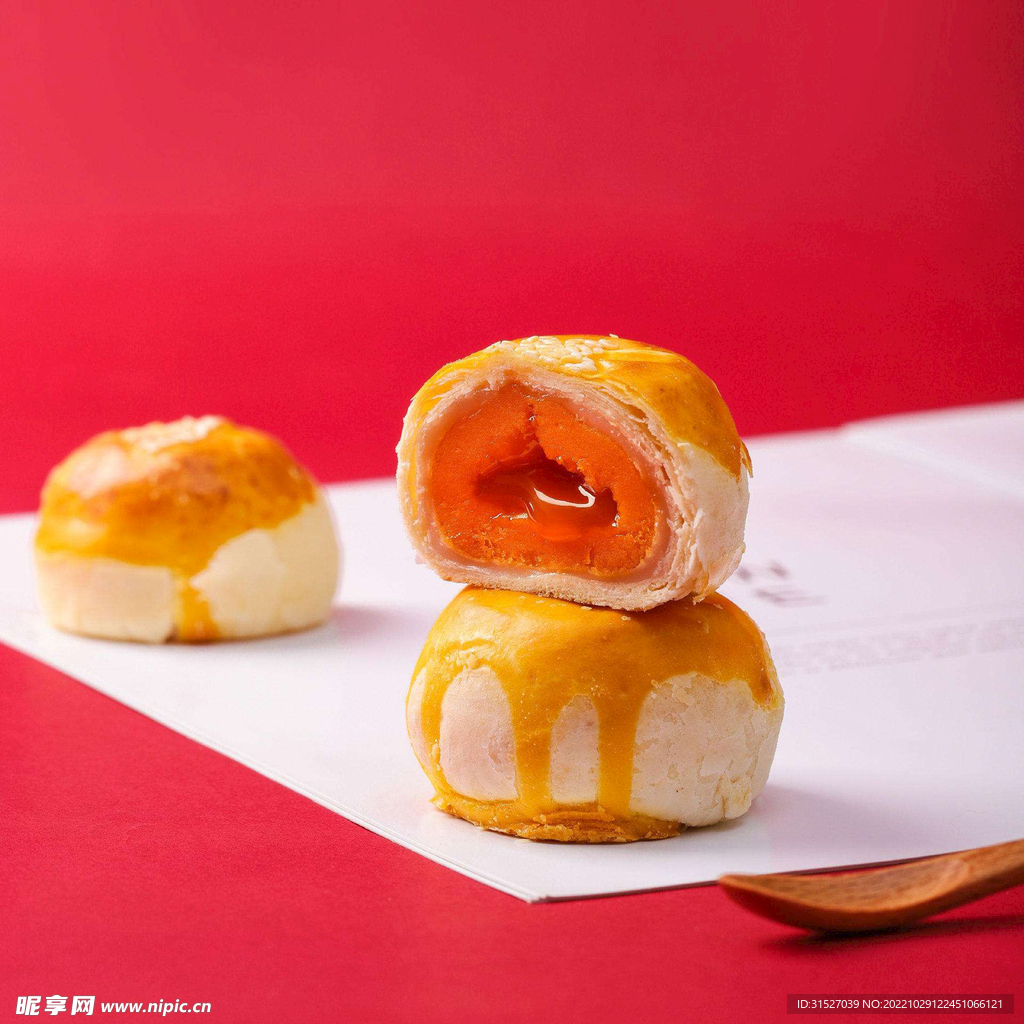 小吃蛋黄酥摄影图