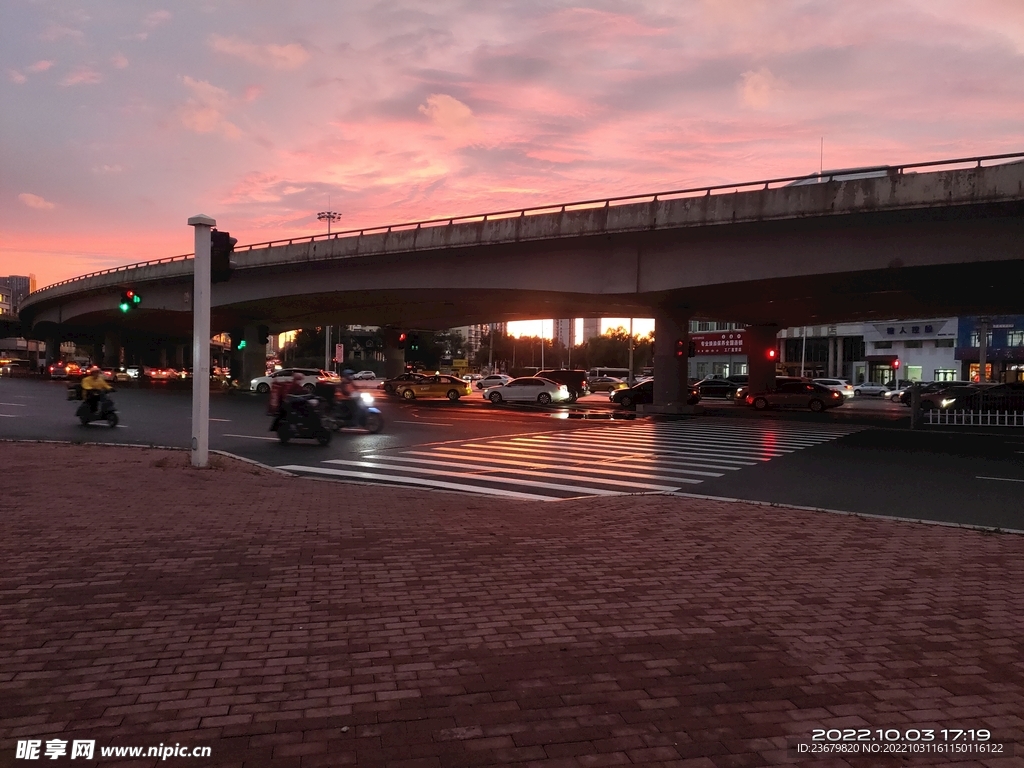 雨后晚霞道路