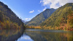 山脉湖水