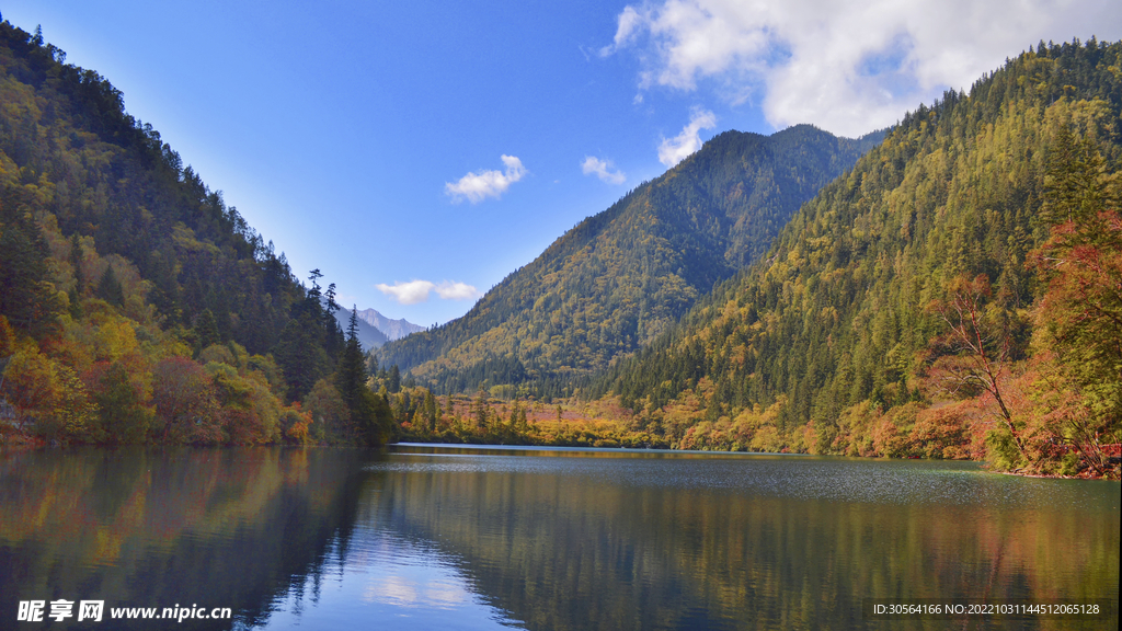 山脉湖水