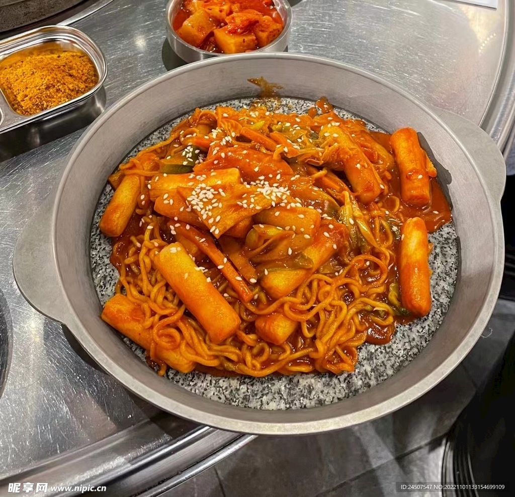 韩式辛拉面泡菜炒年糕怎么做_韩式辛拉面泡菜炒年糕的做法_豆果美食