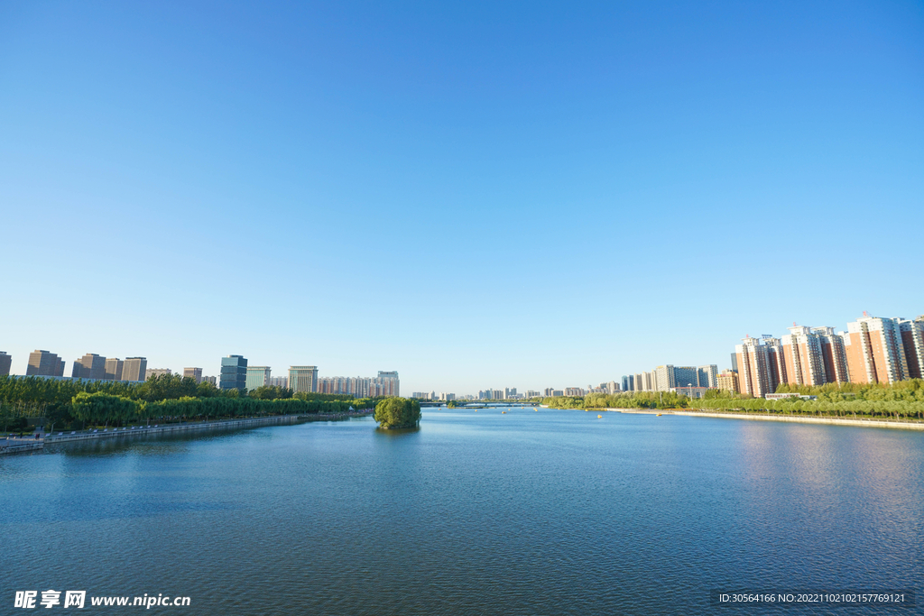 湖边城市建筑