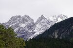 岩石雪山