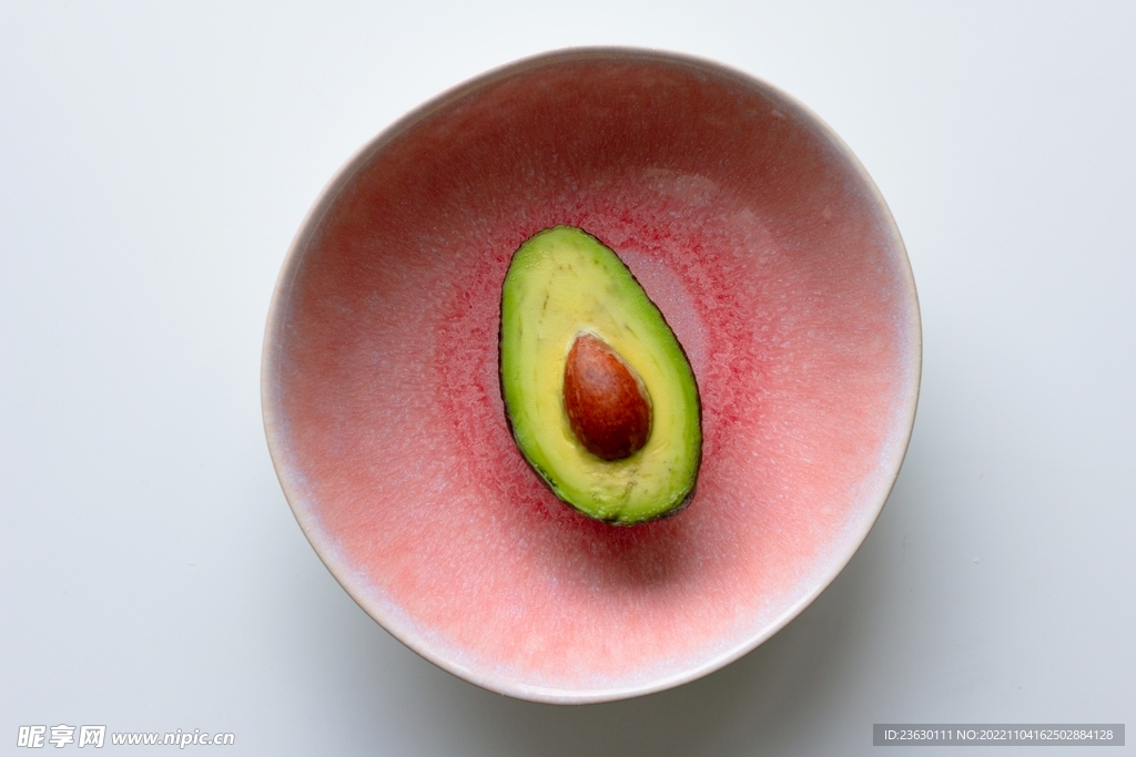 碗里的牛油果