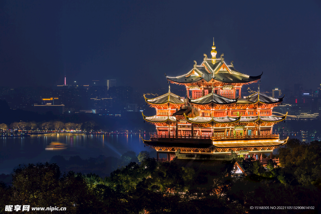 杭州城隍阁与西湖映衬夜景