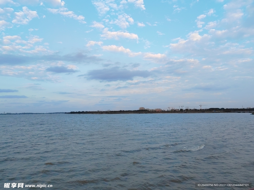 湖中小浪花