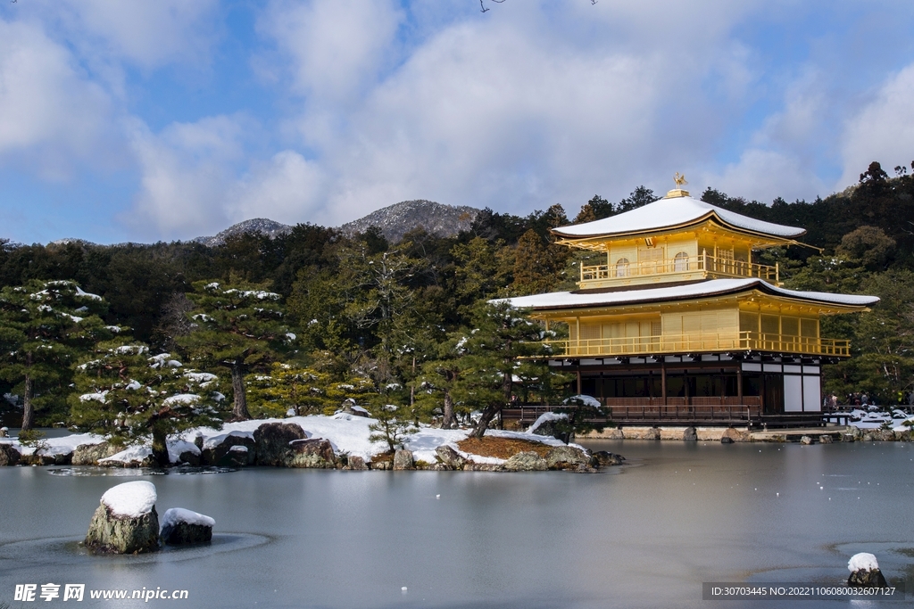 山和寺庙高塔