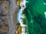 绿色海水和海滩