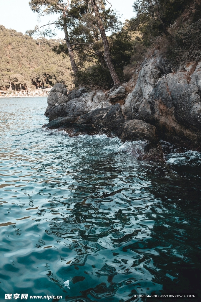 河水和山
