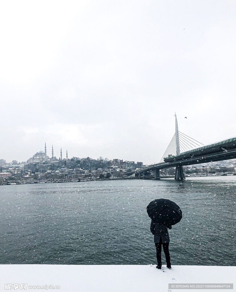 下雪的湖边