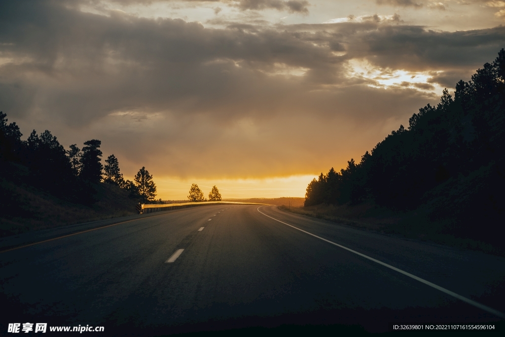 夕阳下的公路