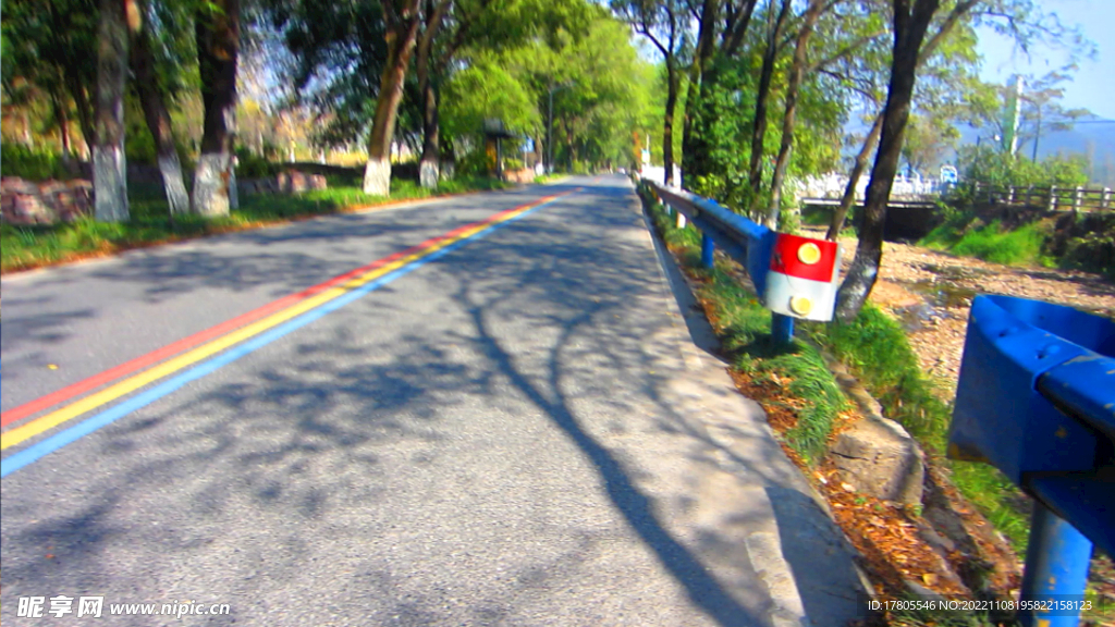 汽车 公路 前进  驾驶 路边