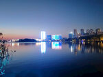 湖边商务区建筑夜景