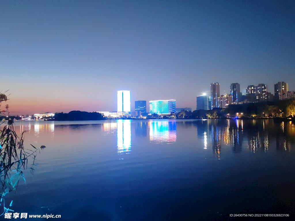 湖边商务区建筑夜景