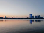 湖边建筑商务区夜景