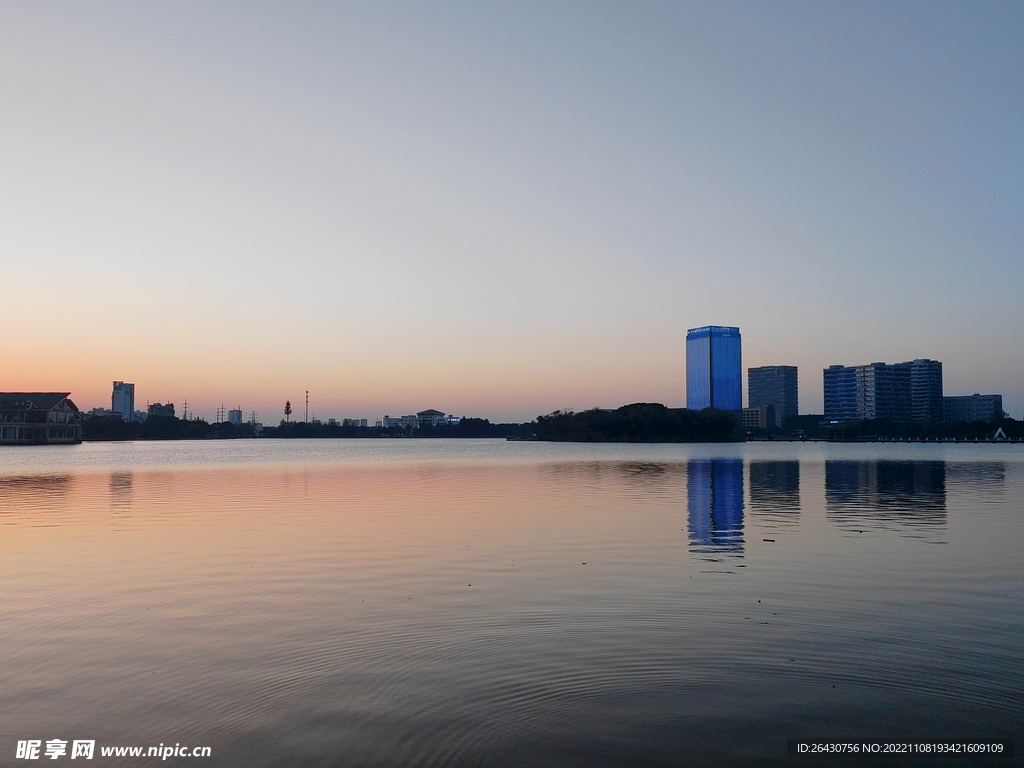 湖边建筑商务区夜景