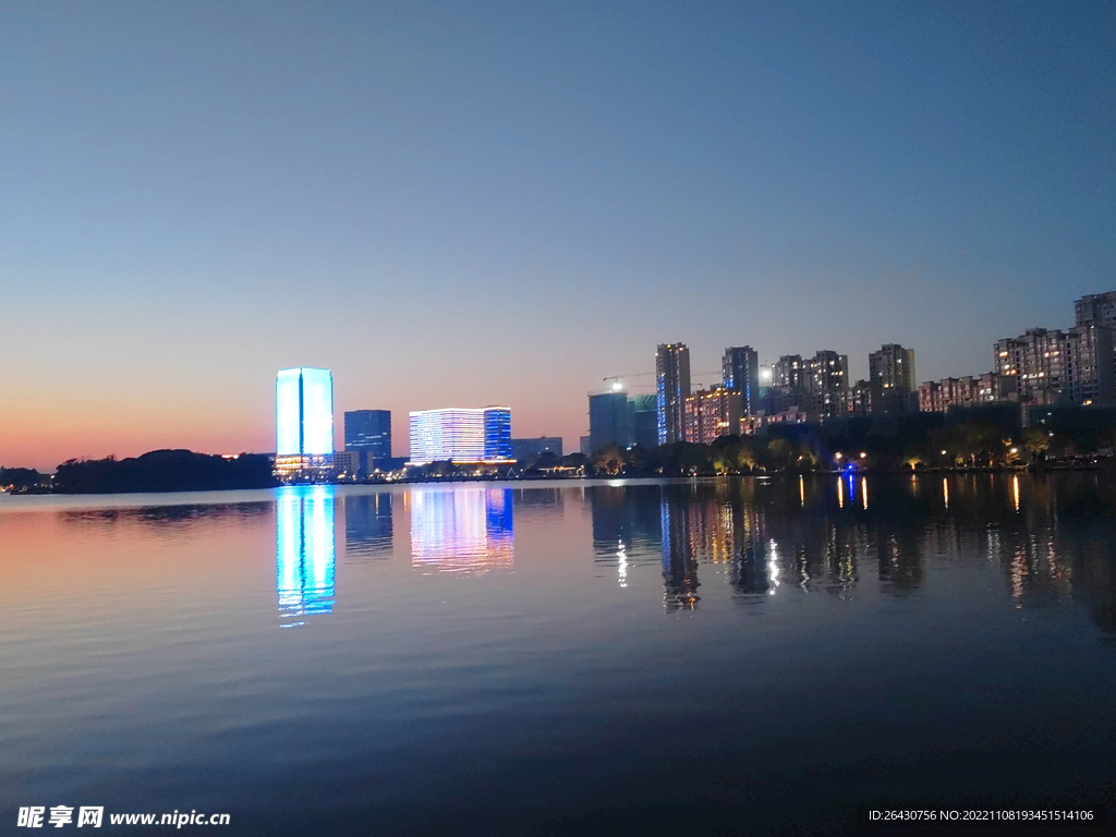 湖边建筑商务区夜景