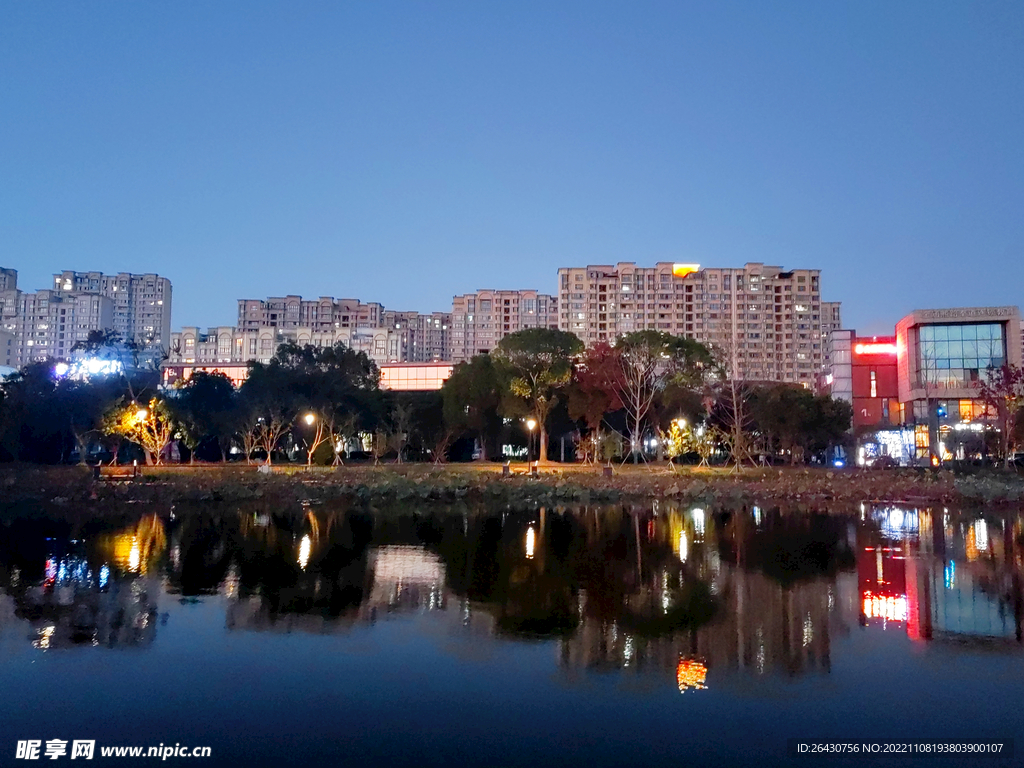 湖边建筑群夜景