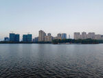 湖边在建建筑群
