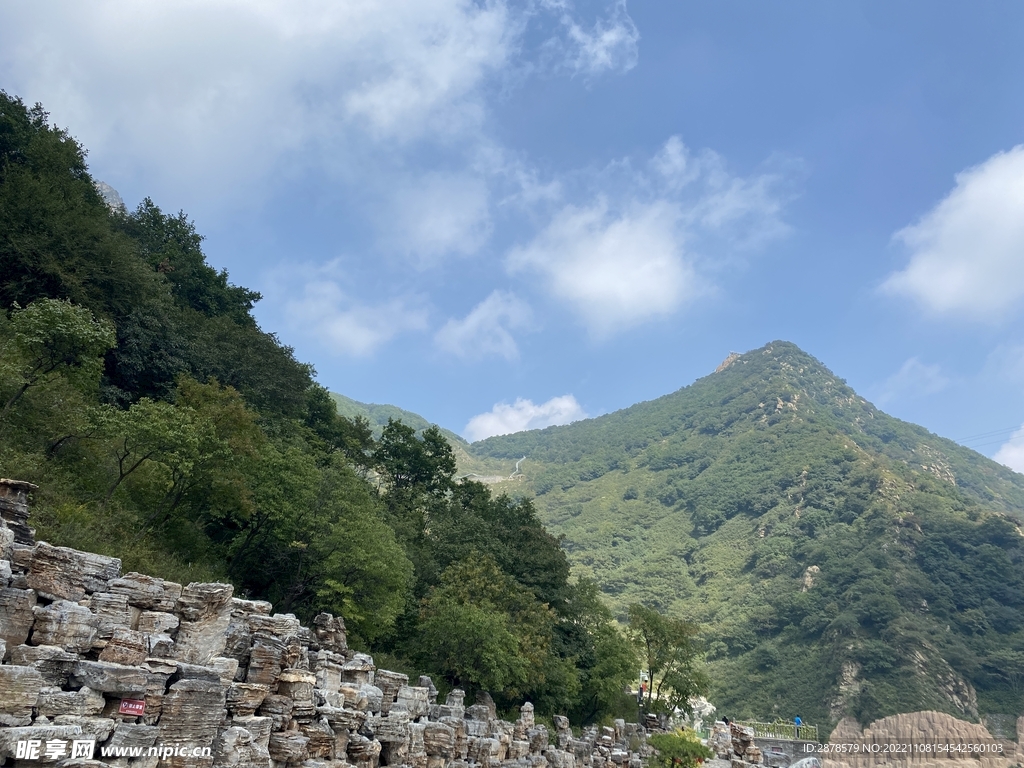 高山  蓝天白云