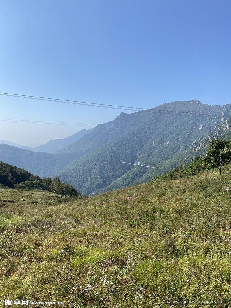 高山  蓝 天白云 绿草