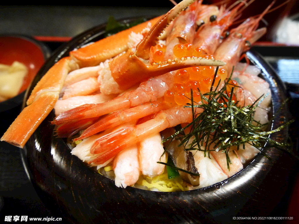 大虾鱼子酱料理