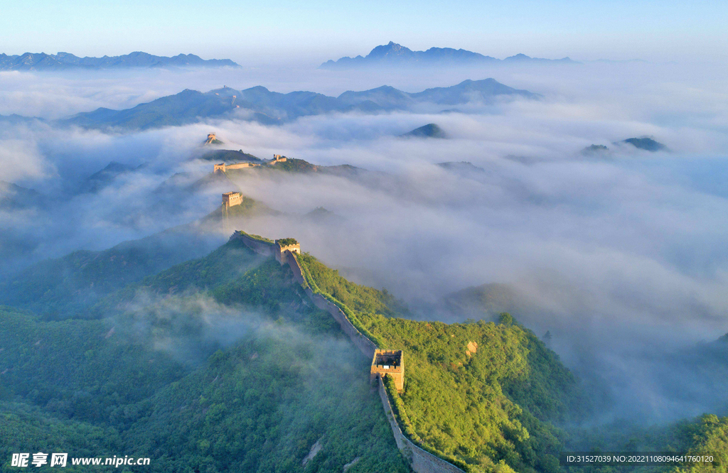 云气围绕的香山