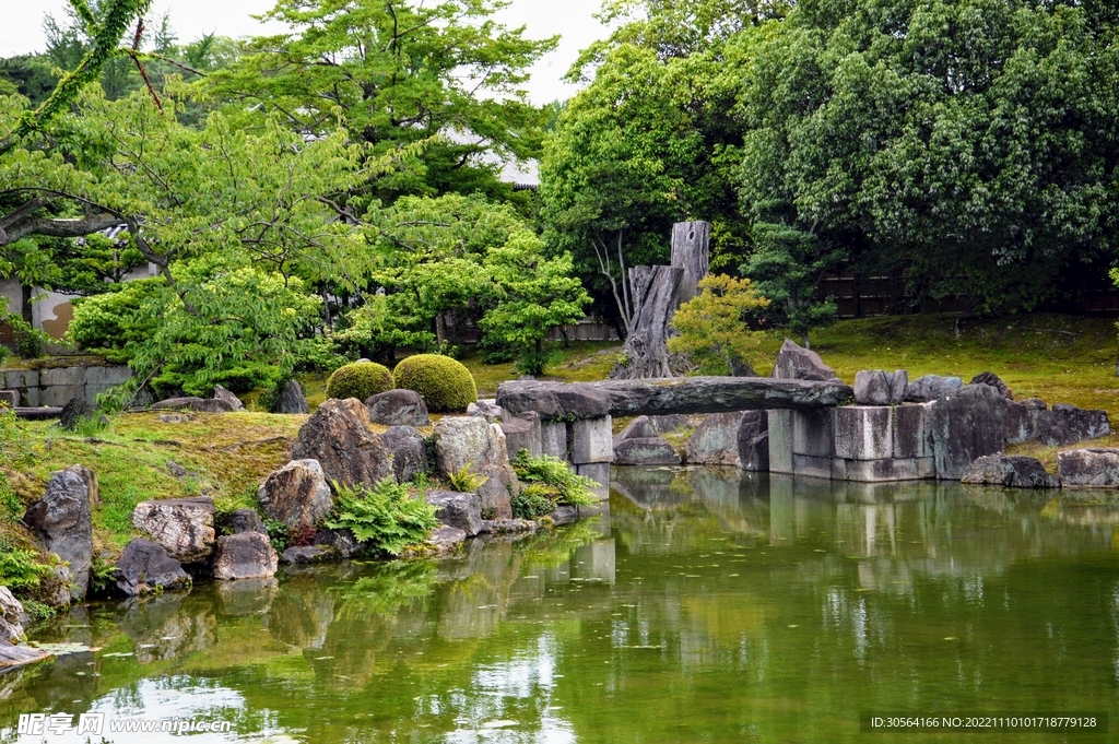 公园湖面石桥