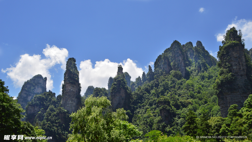 绿色山脉山峰