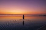 男人在海边