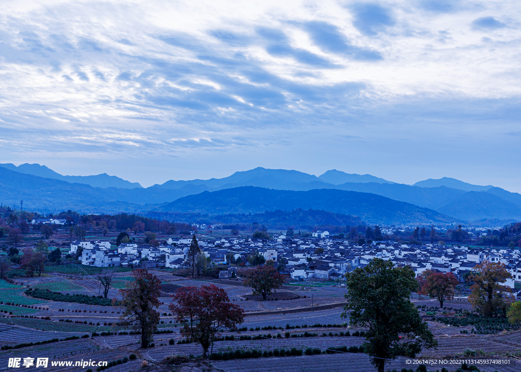 清晨里的大山风景