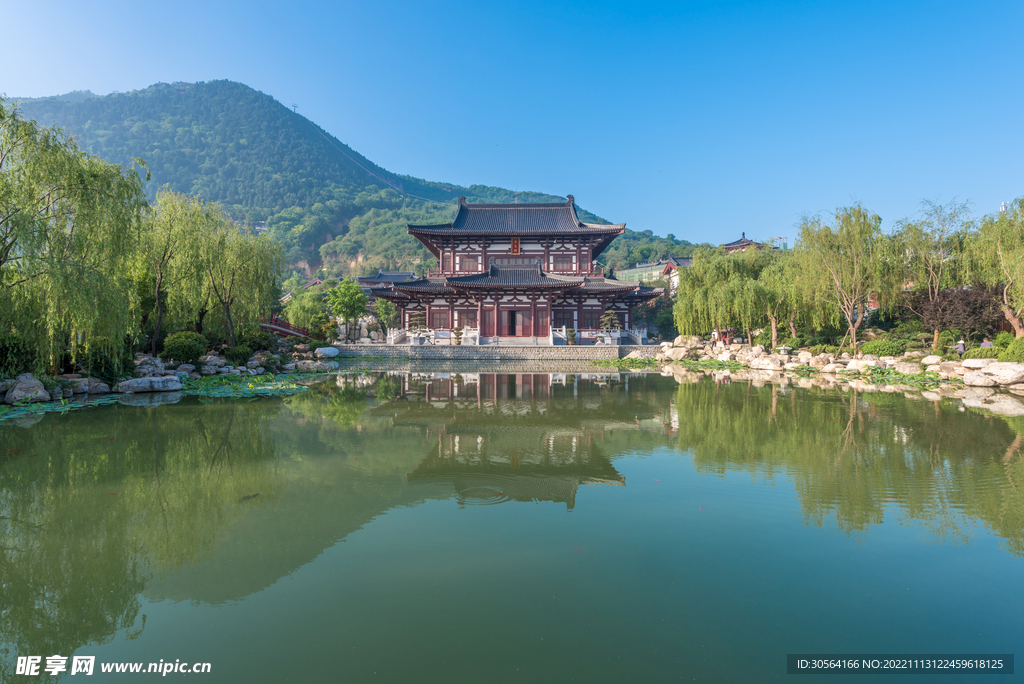 公园湖水凉亭