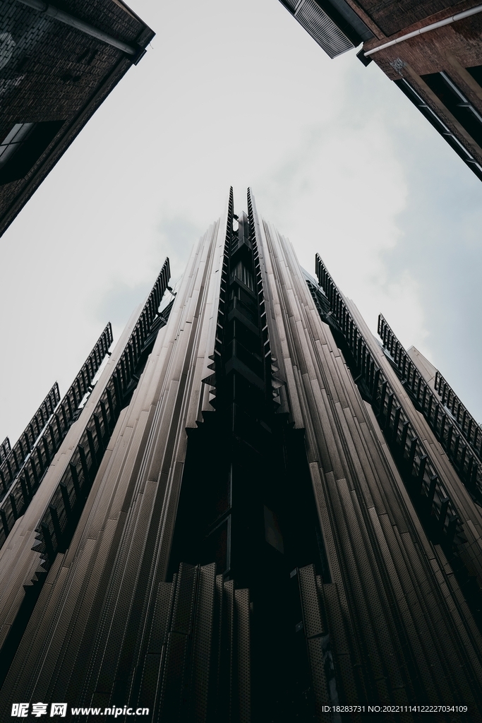 仰拍的现在建筑