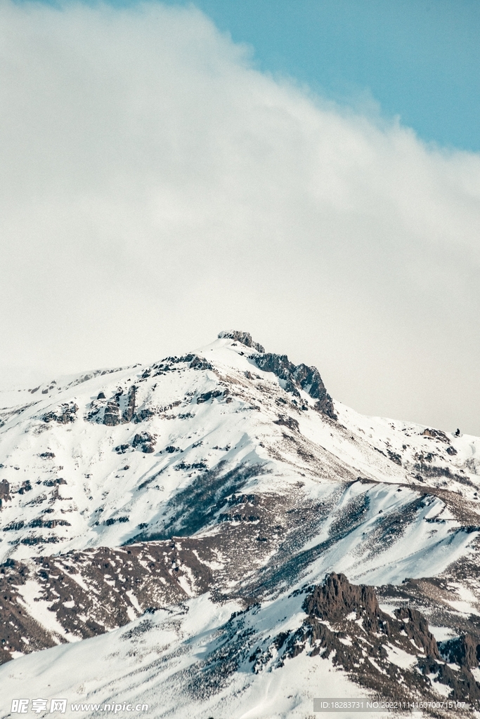 雪崩前的雪山风景图