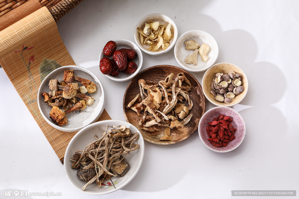 姬松茸树菇杂菌汤