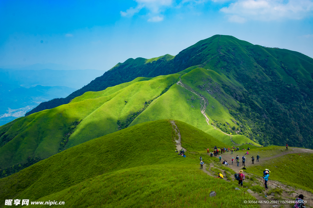 绿色山脉山峰